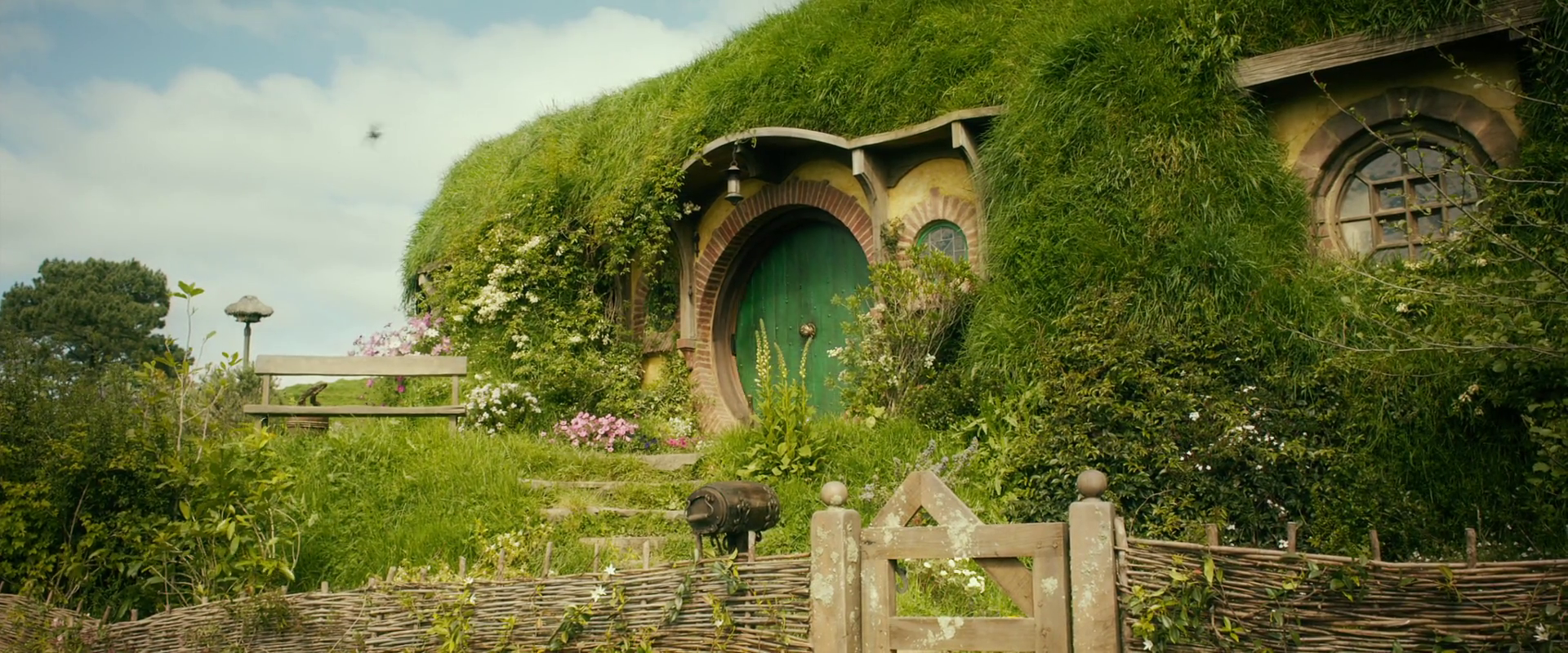 The entrance of Bag End, The Shire Diorama. The Lord of the Rings - White  Weasel Studio